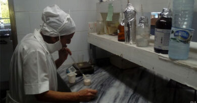 Yolanda Lorenzo Martínez, ha dedicado su vida laborar a la investigación, en los laboratorios de la planta Aljibe. Foto Anelis Díaz