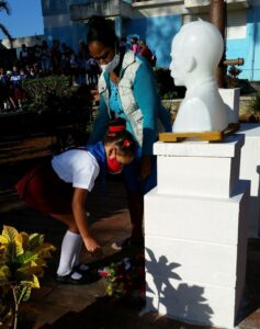 Una flor en el busto de José Martí de cada centro escolar.