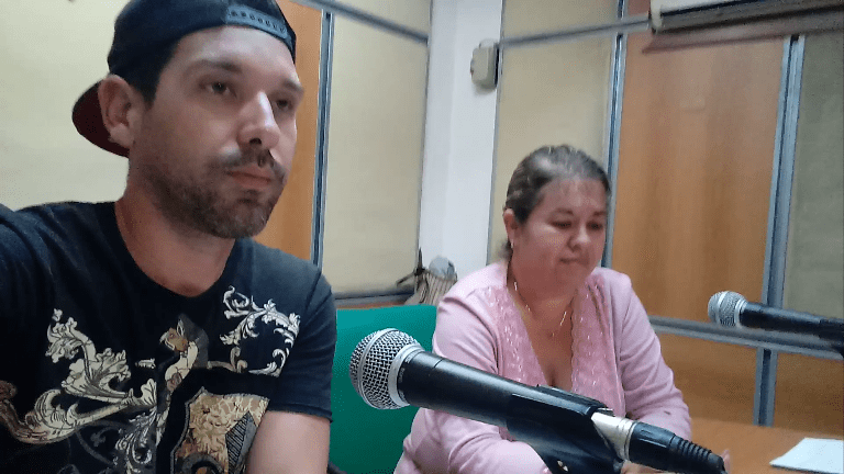 El periodista Yuniel Rodríguez entrevistó a Yuliet Romero, directora de Radio Jaruco. Foto RJ