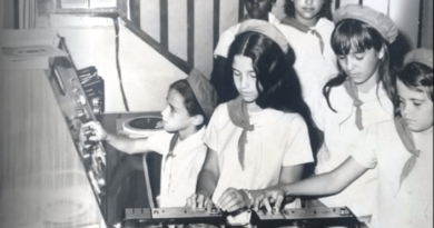 Foto de las primeras grabaciones del programa infantil La Edad de Oro de Radio Jaruco