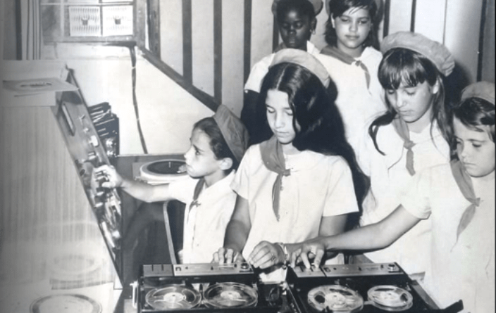 Foto de las primeras grabaciones del programa infantil La Edad de Oro de Radio Jaruco