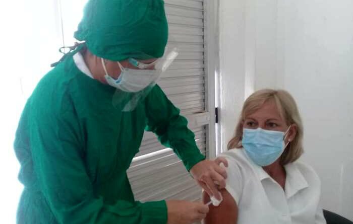 Administran tercera dosis del candidato vacunal Abdala en Jaruco. Foto Marlene Caboverde