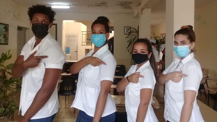 #Abdala, aquí está mi hombro. (Estudiantes de Medicina de #Jaruco.). Foto Marlene Caboverde