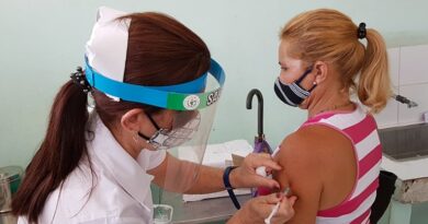 Primera dosis a ciudadanos mediante intervención sanitaria. Foto tomada de Radio Mayabeque
