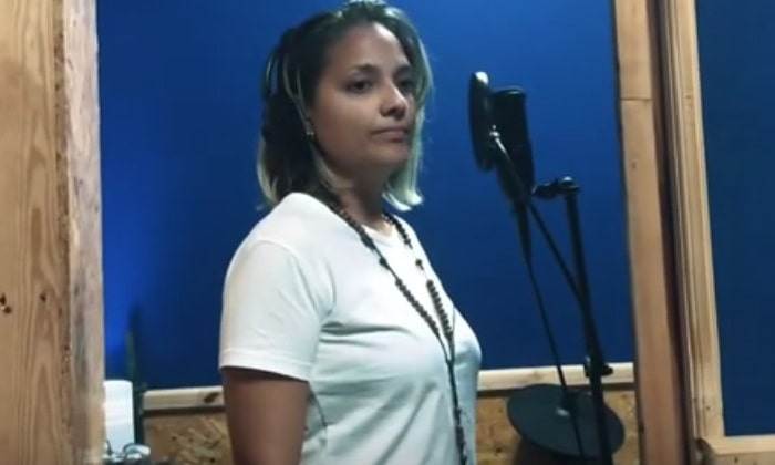 Claudia Marrero Pérez es una joven cantante. Foto captira de pantalla de uno de sus videos