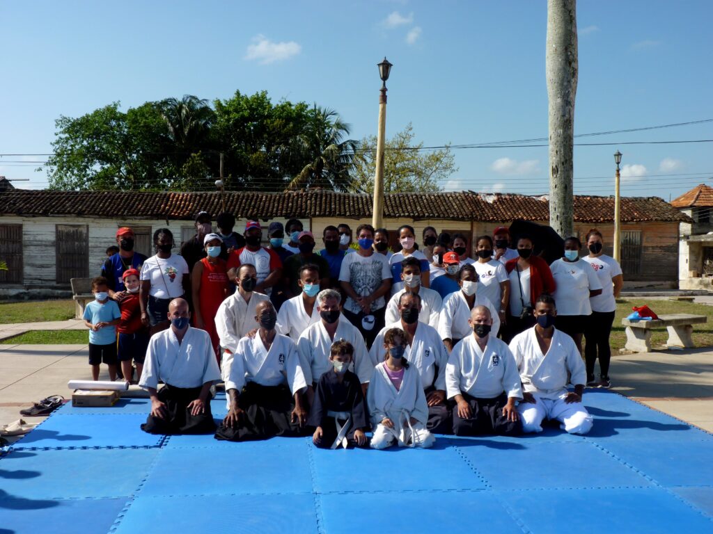 El sábado 19 de marzo de 2022 la Ciudad Condal se engalanó con la presencia del grupo de Aikido Hakkencai, como plato fuerte del Día Saludable que se celebró en la cabecera municipal. La actividad también contó con representaciones de algunas disciplinas deportivas que se practican en el territorio. Foto Addys Hernández