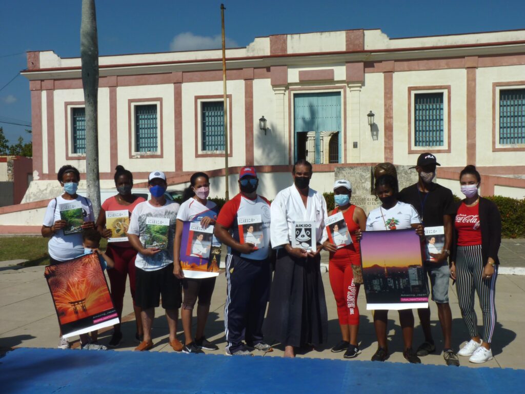 10.Al cierre de la actividad el Sensey Barba entregó obsequios a miembros de la Dirección Municipal de Deporte. Foto Addys Hernández