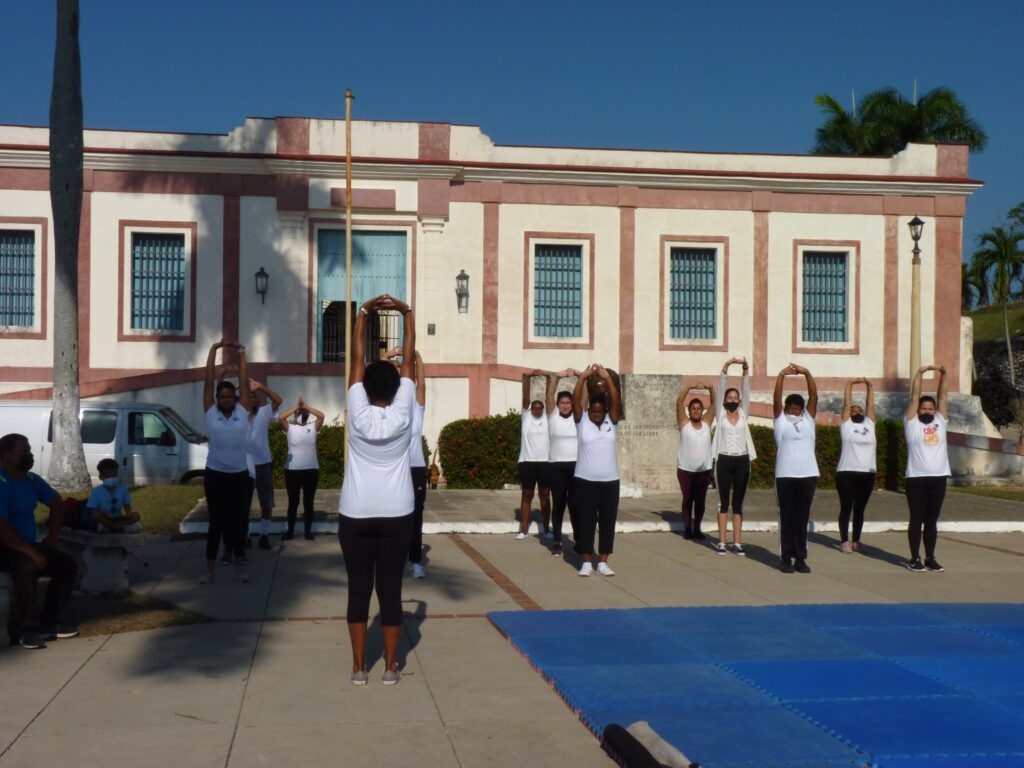 2.El grupo de Tai chi de Jaruco abrió las actividades por el Día Saludable, haciendo una demostración de ese sistema no competitivo de ejercicios físicos. Foto Addys Hernández