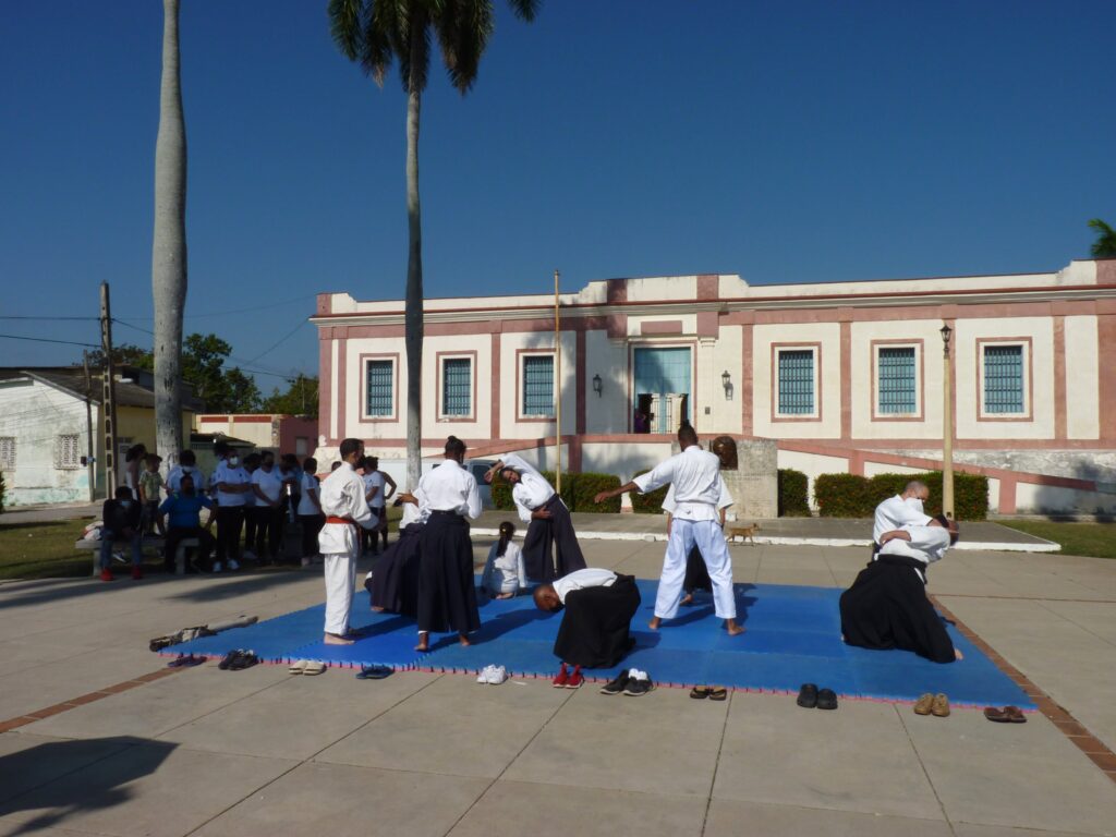 Previo a la representación de Aikido fue primordial garantizar un buen calentamiento, para evitar lesiones musculares. Foto Addys Hernández 