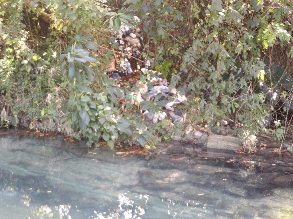 Desechos sólidos a orillas del río. Foto: Yordan Díaz