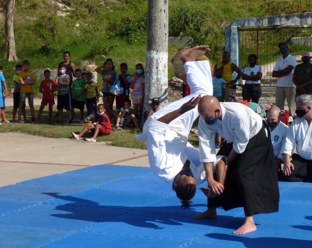 8.Las proyecciones en Aikido priorizan desestabilizar al oponente, utilizando su impulso y fuerza en su contra. Foto Addys Hernández