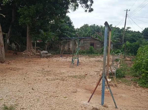 EMPLAZARON EN BAINOA PARQUE INFANTIL
